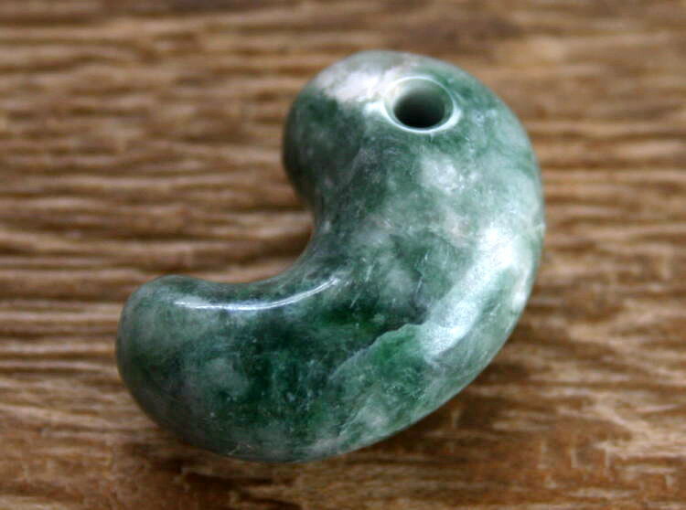 糸魚川翡翠勾玉 M02391日本ヒスイ鉱業 制作27mm*18mm*12mm