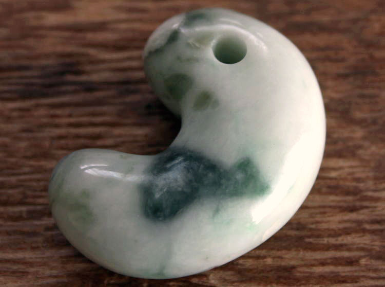 糸魚川翡翠勾玉 M02785豊翠 作38mm*28mm*14mm