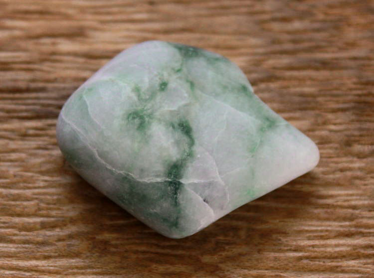 糸魚川翡翠磨き石 G00564 36mm*29mm*13mm