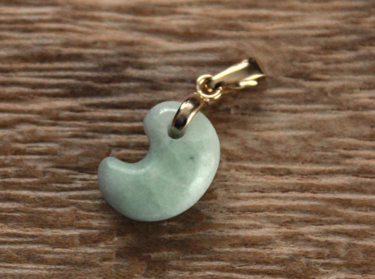 糸魚川翡翠勾玉ペンダント M04675清山 作13.5mm*10mm*5mmのサムネイル