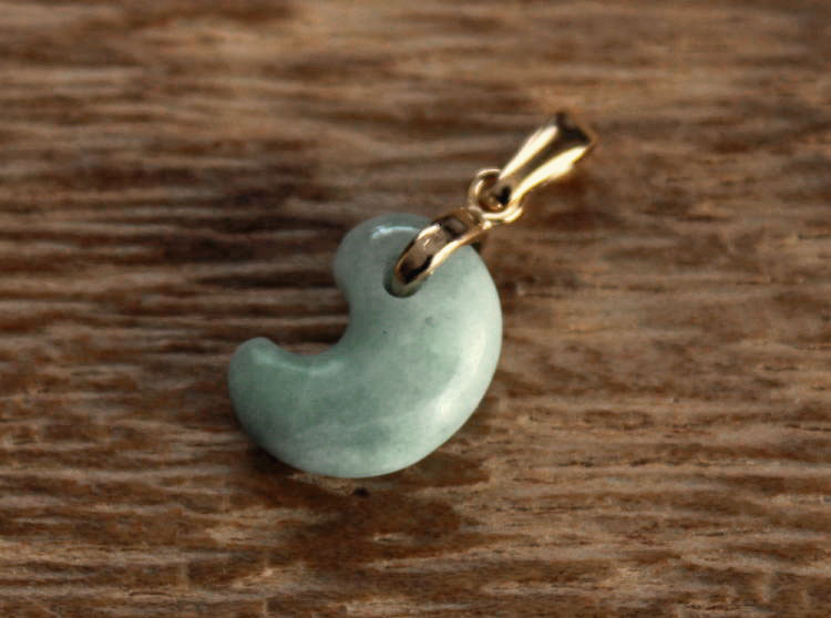 糸魚川翡翠勾玉ペンダント M04679清山 作13.8mm*10mm*5mmのサムネイル