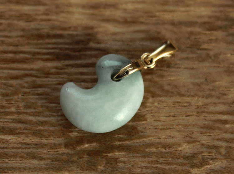 糸魚川翡翠勾玉ペンダント M04731清山 作15mm*11.8mm*6mmのサムネイル