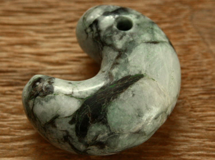 糸魚川翡翠大勾玉 M06182清山 作44mm*35.5mm*18mm