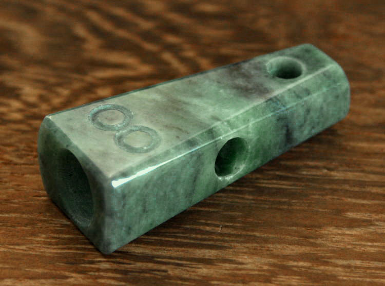 糸魚川翡翠石笛 C01088 元粋 作 46mm*20mm*14mm【送料無料】