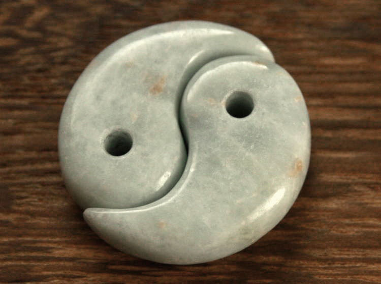 糸魚川翡翠ツイン勾玉 M07225 清山 30mm*18.5mm*8mm×2個【送料無料】