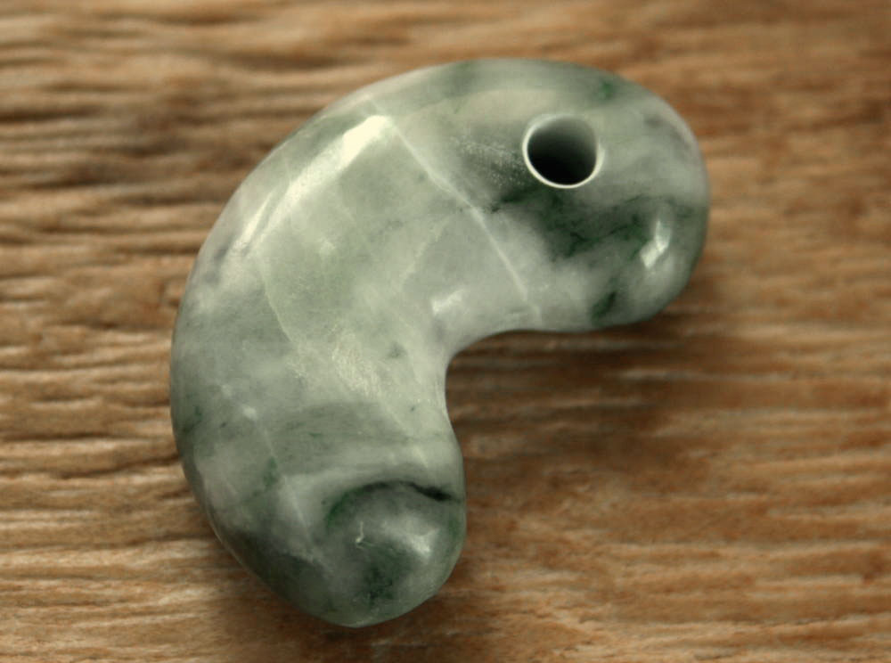 糸魚川翡翠勾玉 M08714 翠石 作 35mm*21mm*10.5mm 糸魚川 ひすい 勾玉 パワーストーン 魔除け お守り 翡翠ペンダントトップ