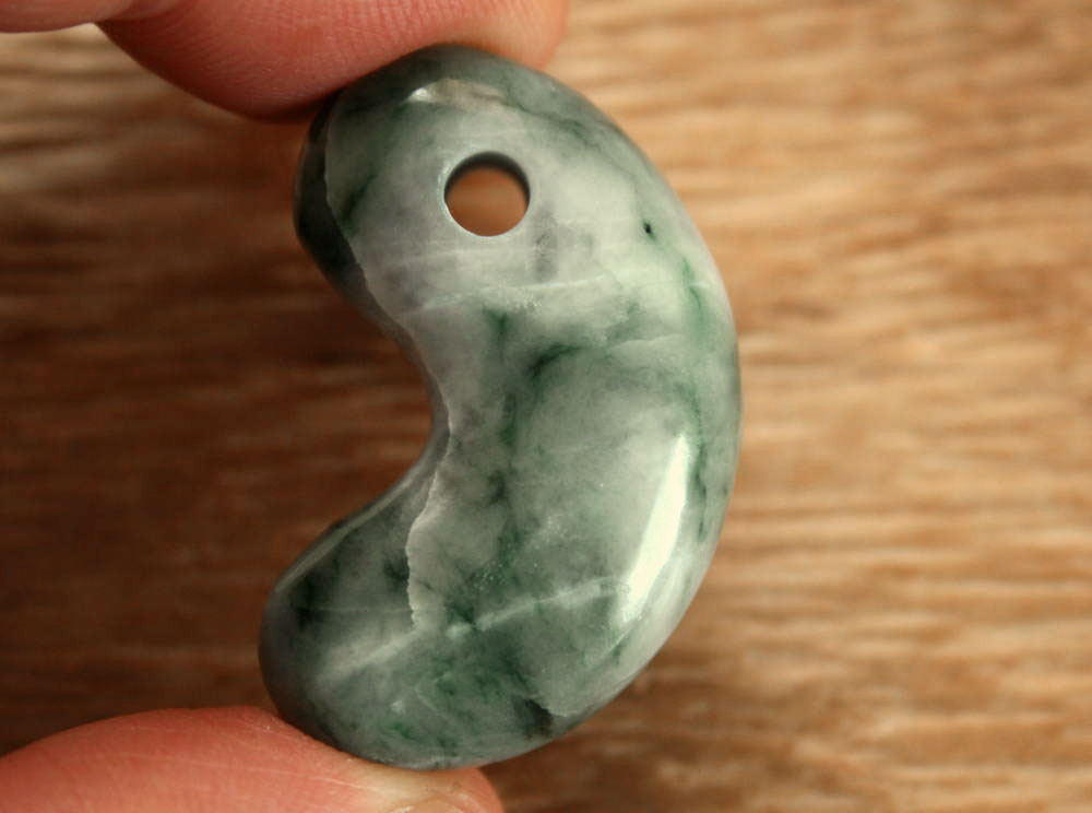 糸魚川翡翠勾玉 M08714 翠石 作 35mm*21mm*10.5mm 糸魚川 ひすい 勾玉 パワーストーン 魔除け お守り 翡翠ペンダントトップ