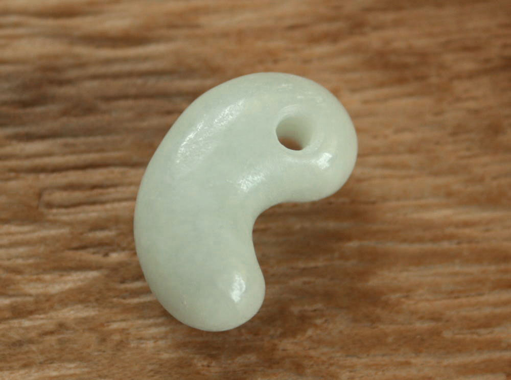 糸魚川翡翠勾玉 M08964 浅葱加工販売 制作 22mm*13mm*12mm 糸魚川 ひすい 勾玉 パワーストーン 魔除け 翡翠ペンダントトップ