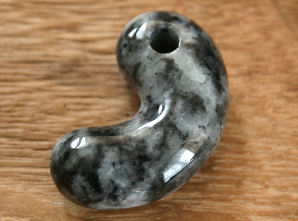 糸魚川黒翡翠勾玉 M09073 元粋 作 48mm*28mm*15mm 糸魚川産 黒ヒスイ製 勾玉 お守り パワーストーン 魔除け
