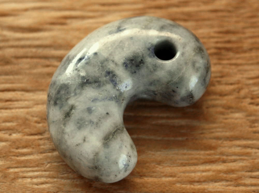 糸魚川翡翠(イトイガワアイト入り)勾玉 M09201 豊翠 作 30.5mm*20.8mm*10mm 糸魚川産 ヒスイ製 勾玉 お守り パワーストーン