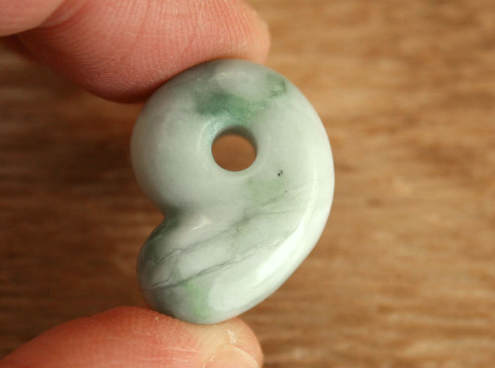 糸魚川翡翠種勾玉 M09402 nono 作 23mm*16mm*9mm 糸魚川産 ヒスイ 勾玉 パワーストーン お守り 魔除け