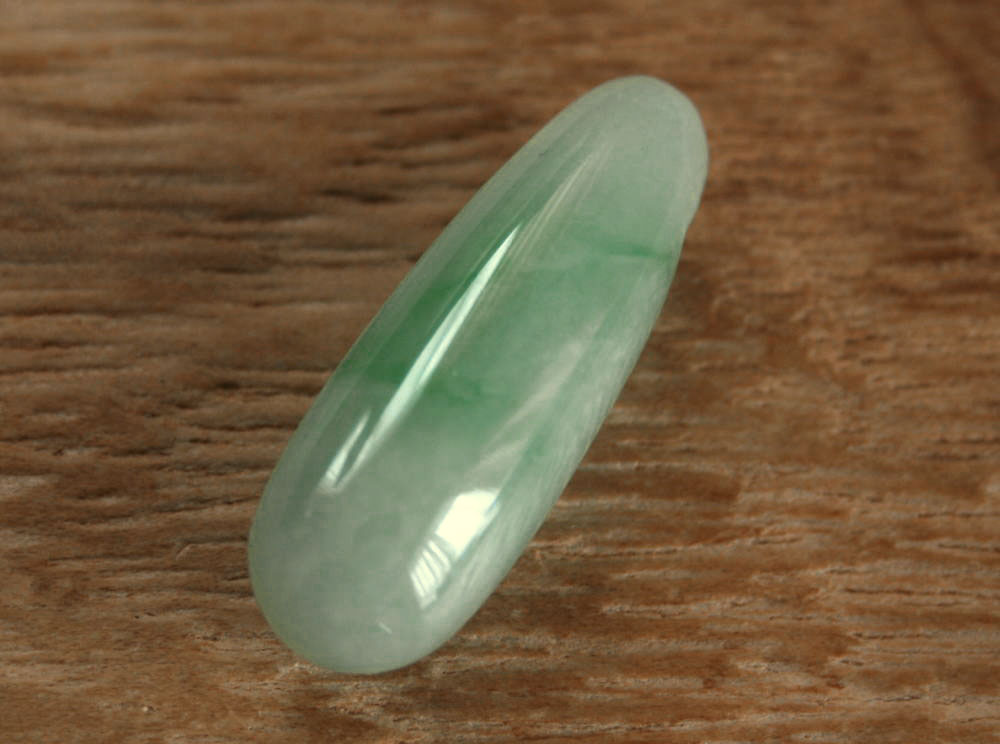 糸魚川翡翠大珠 C01632 陽春 作 36mm*17.5mm*17mm 糸魚川産 ひすい 大珠 パワーストーン お守り 魔除け