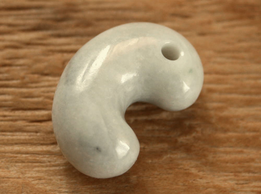 糸魚川翡翠勾玉 M09591 日本ヒスイ鉱業 制作 29mm*19mm*12mm 糸魚川産 ひすい 勾玉 パワーストーン 魔除け 翡翠ペンダントトップ