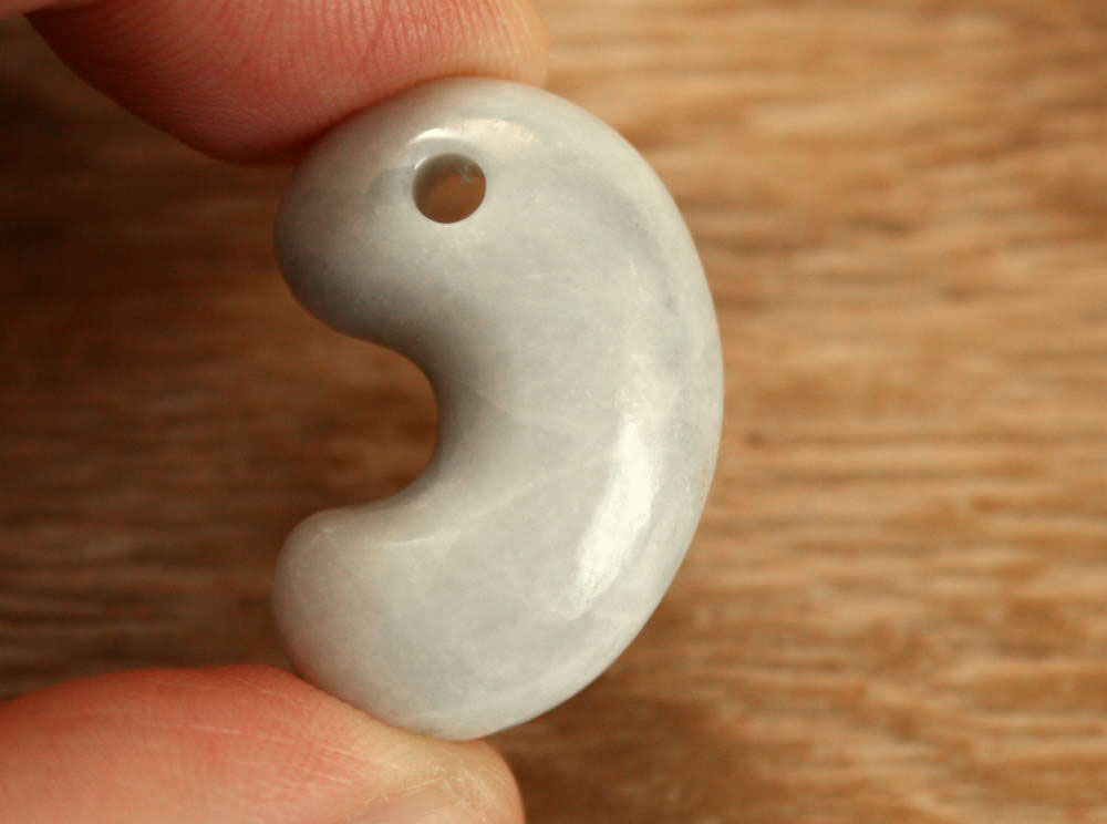 糸魚川翡翠勾玉 M09591 日本ヒスイ鉱業 制作 29mm*19mm*12mm 糸魚川産 ひすい 勾玉 パワーストーン 魔除け 翡翠ペンダントトップ