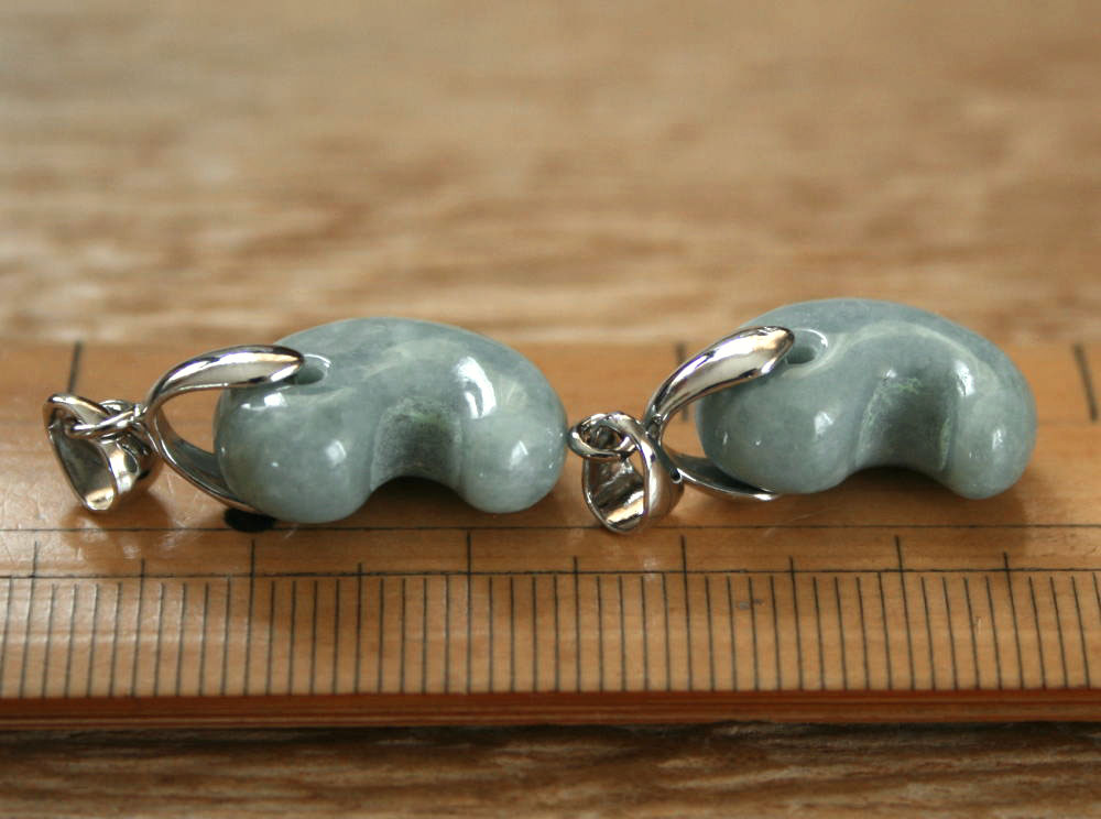 糸魚川翡翠勾玉（2個） M09667 翠雅 作 16mm*12mm*6mm＋16mm*11.8mm*7mm 糸魚川産 ヒスイ製 勾玉 パワーストーン 魔除け お守り 天然石 翡翠ペンダントトップ