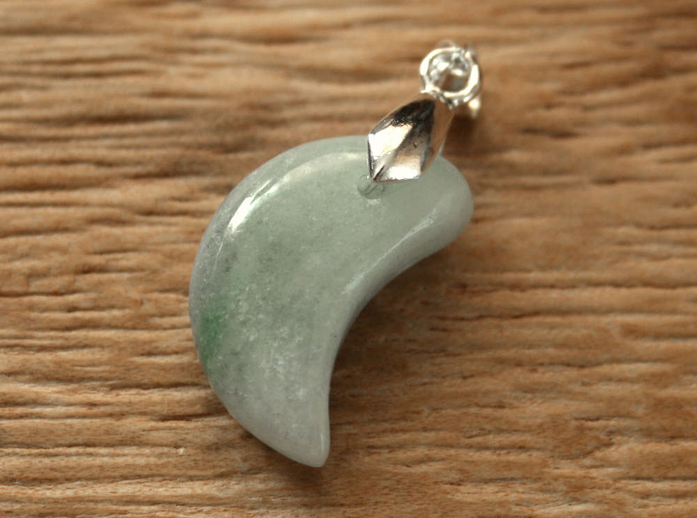 糸魚川翡翠勾玉 M09669 清山 作 21mm*13mm*7mm 糸魚川産 ひすい 勾玉 お守り 魔除け パワーストーン