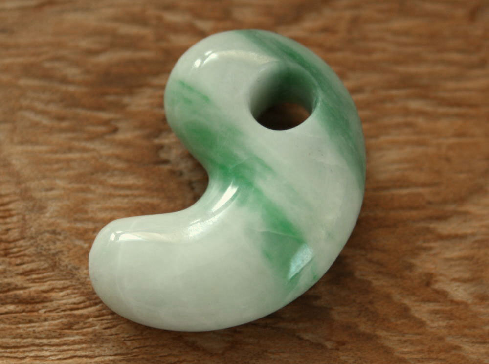 糸魚川翡翠勾玉 M09747 古吹 作 29.8mm*20mm*10mm 糸魚川産 ヒスイ 勾玉 パワーストーン お守り 魔除け