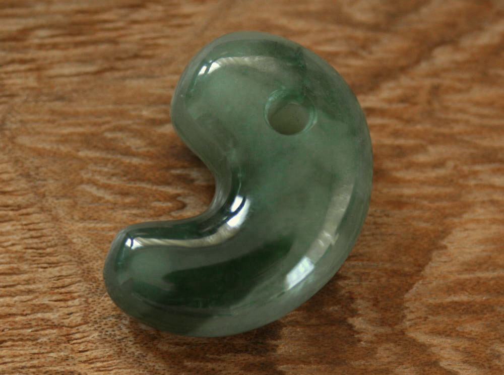 糸魚川翡翠勾玉 M09817 古吹 作 28mm*18.5mm*10.5mm 糸魚川産 ひすい 勾玉 パワーストーン 魔除け お守り