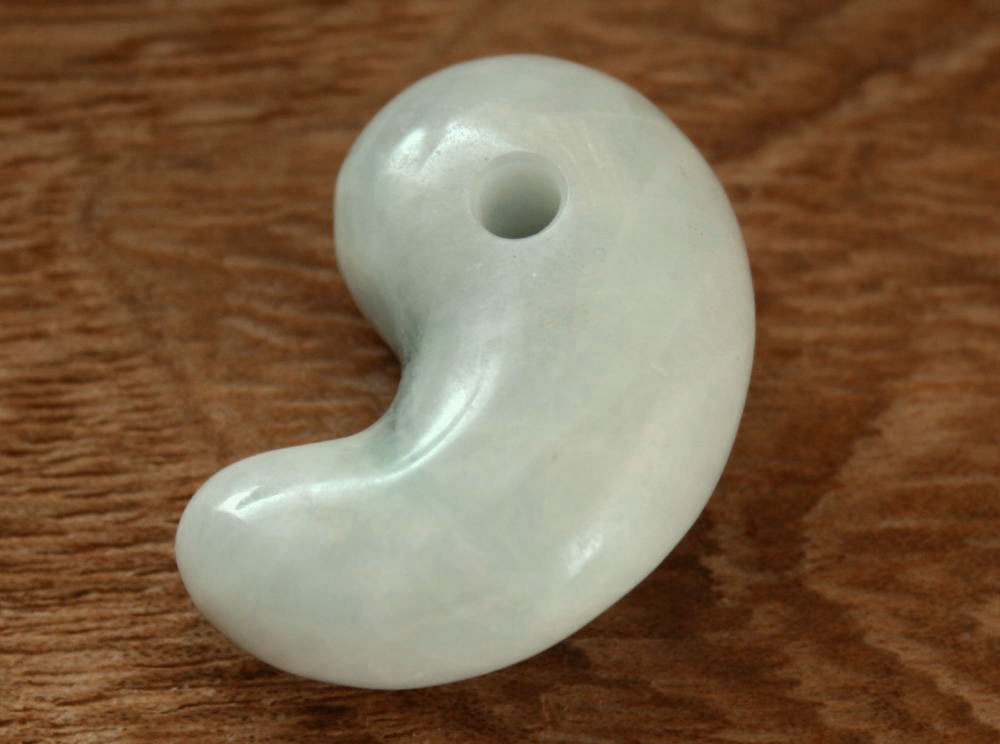 糸魚川翡翠勾玉 M09861 SeaVer 作 32mm*22mm*12mm 糸魚川産 ひすい 勾玉 パワーストーン 魔除け お守り