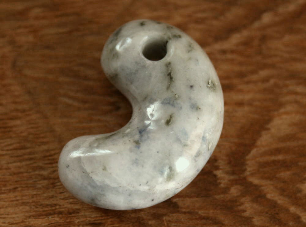 糸魚川翡翠(イトイガワアイト入り)勾玉 M09880 豊翠 作 30mm*20mm*10.8mm 糸魚川産 ヒスイ製 勾玉 お守り パワーストーン 翡翠ペンダントトップ