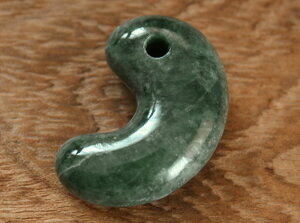 糸魚川翡翠勾玉 M09891 豊翠 作 34mm*22mm*11mm 糸魚川産 ヒスイ製 勾玉 お守り パワーストーン 魔除け 翡翠ペンダントトップ