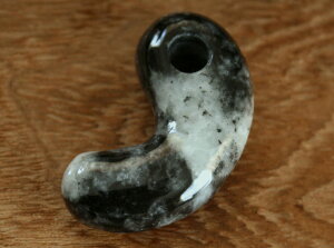 糸魚川黒翡翠勾玉 M09896 元粋 作 43mm*24mm*12mm 糸魚川産 黒ヒスイ製 勾玉 お守り パワーストーン 魔除け 翡翠ペンダントトップ