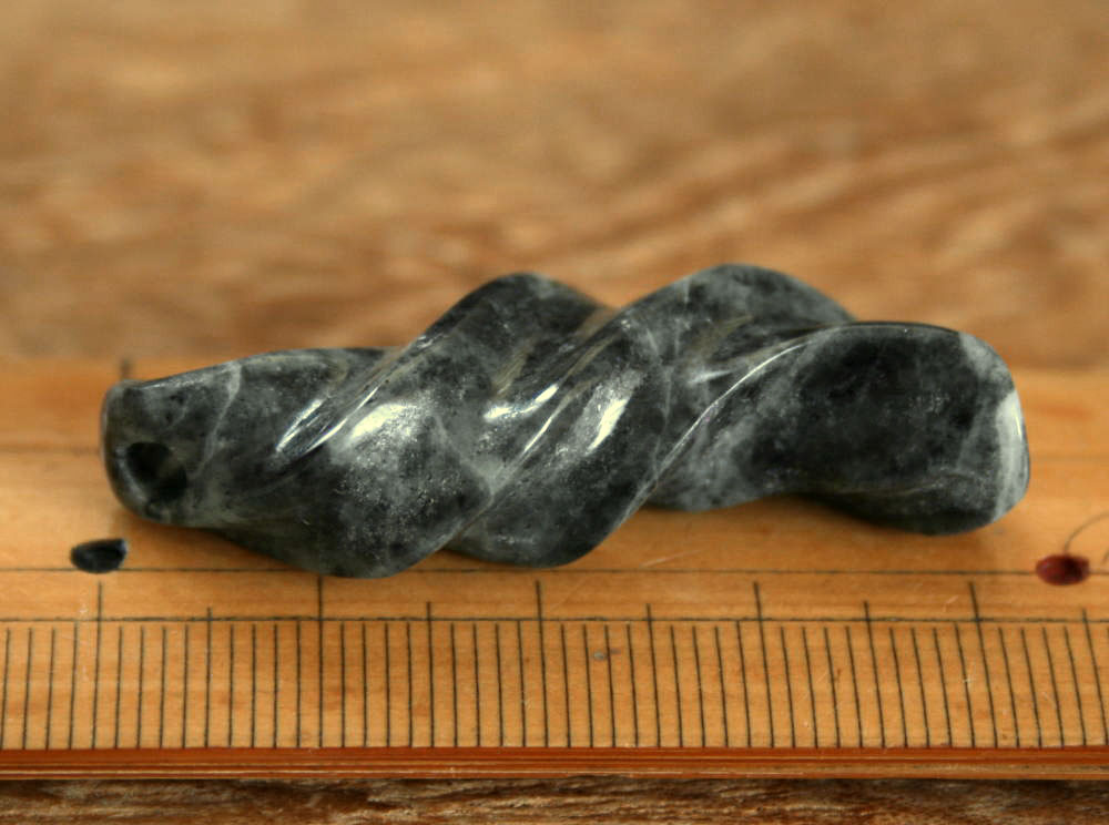 糸魚川ヒスイの店の糸魚川黒翡翠古代風ペンダント K00579 和工房 作 糸魚川産 黒ヒスイ製 首飾り パワーストーン お守り 魔除け｜アングル3