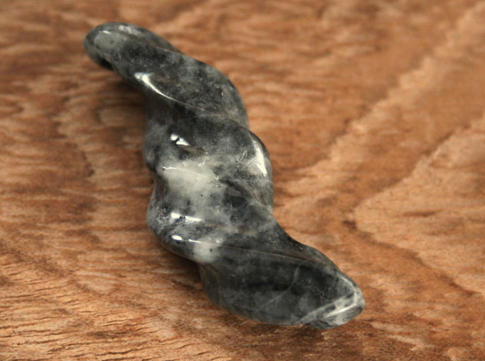 糸魚川ヒスイの店の糸魚川黒翡翠古代風ペンダント K00579 和工房 作 糸魚川産 黒ヒスイ製 首飾り パワーストーン お守り 魔除け｜アングル2