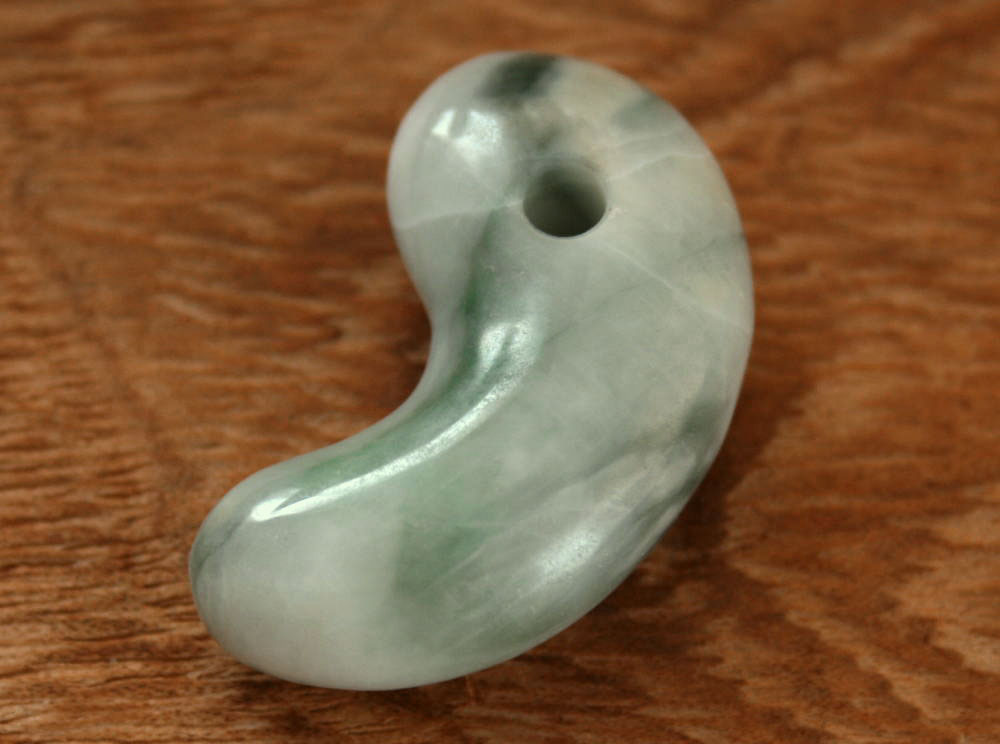 糸魚川翡翠勾玉 M09959 SeaVer 作 34.5mm*20mm*11mm 糸魚川産 ひすい 勾玉 パワーストーン 魔除け お守り 翡翠ペンダントトップ