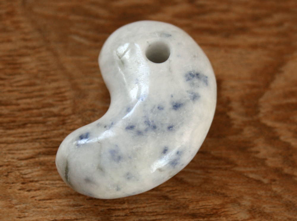 糸魚川翡翠(イトイガワアイト入り)勾玉 M09975 和工房 作 28mm*18mm*10.5mm 糸魚川産 ヒスイ製 勾玉 お守り パワーストーン 翡翠ペンダントトップ