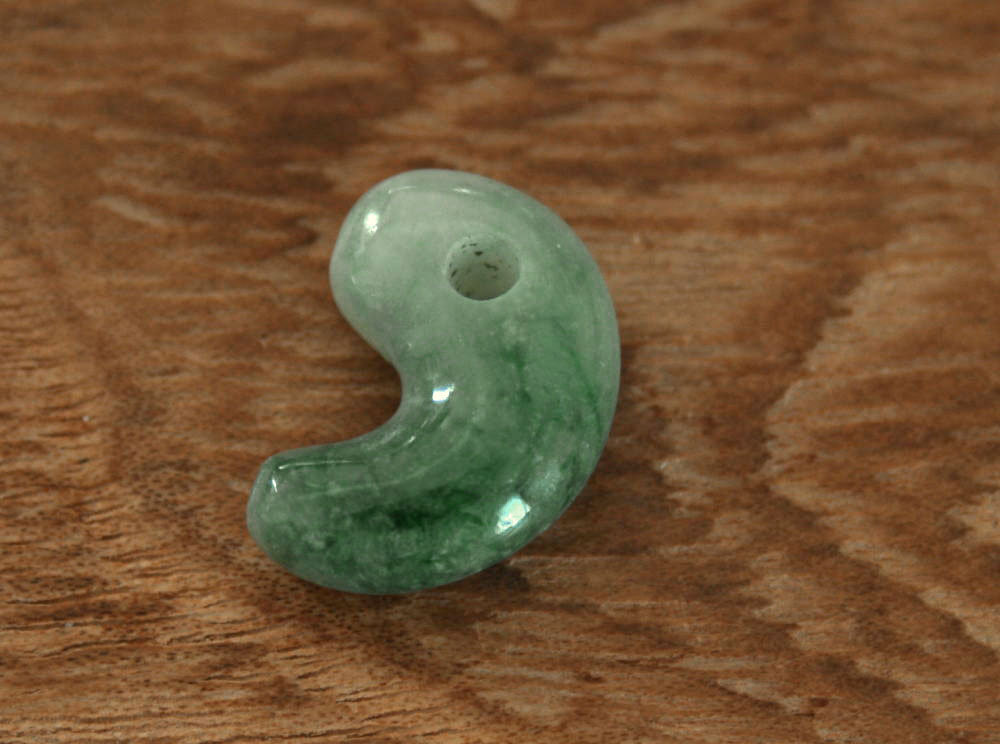 糸魚川翡翠勾玉 M10203 古吹 作 18.5mm*13mm*6mm 糸魚川産 ヒスイ 勾玉 パワーストーン お守り 魔除け 翡翠ペンダントトップ