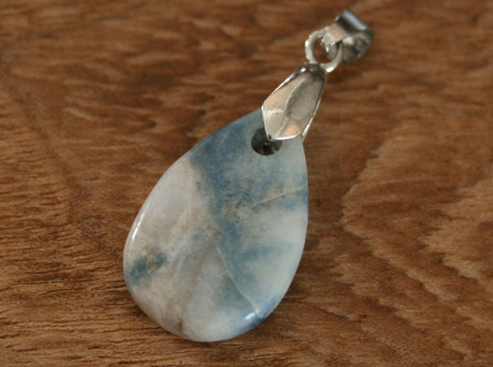 糸魚川青翡翠ペンダントトップ P01835 翠石 作 糸魚川 青ひすい ペンダント パワーストーン 魔除け お..