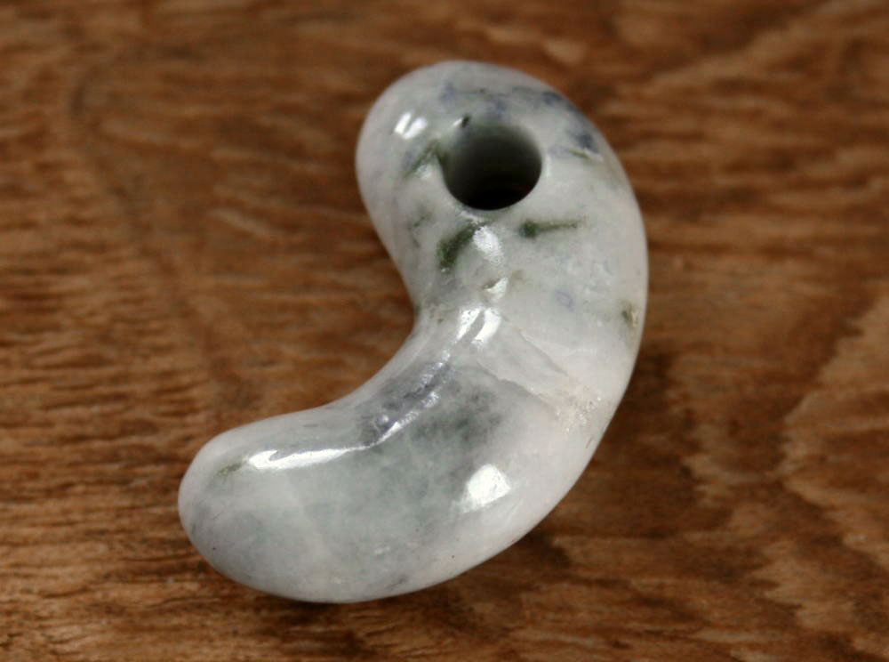 糸魚川翡翠(イトイガワアイト入り)勾玉 M10267 豊翠 作 28.8mm*16mm*10mm 糸魚川産 ヒスイ製 勾玉 お守り パワーストーン