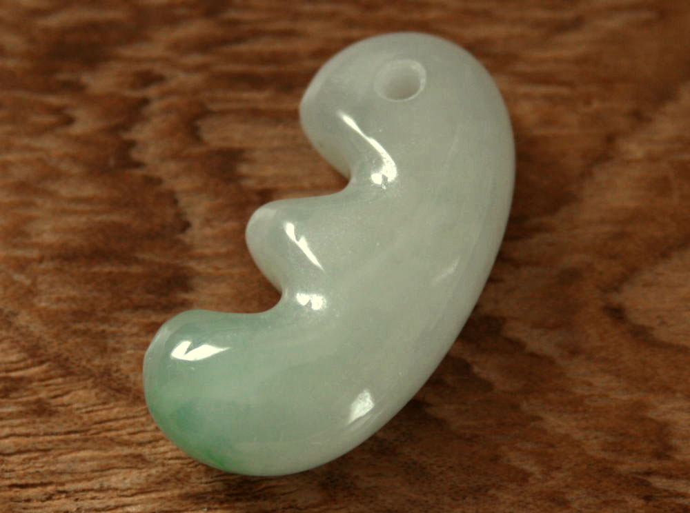 糸魚川翡翠獣形勾玉 M10272 陽春 作 33mm*16mm*8mm 糸魚川産 ひすい 獣形...