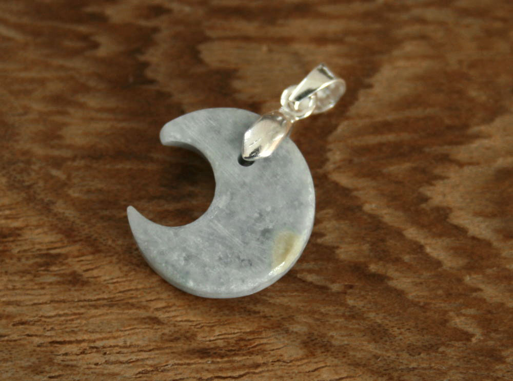 糸魚川翡翠勾玉 M10274 清山 作 15mm*14mm*3mm 糸魚川産 ひすい 勾玉 お守...