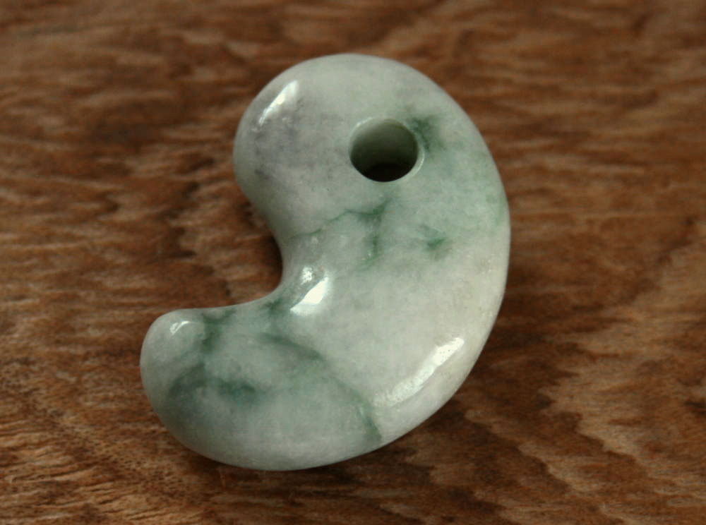 糸魚川翡翠勾玉 M10280 Sou 作 27.8mm*19mm*8mm 糸魚川産 ひすい 勾玉 パ...