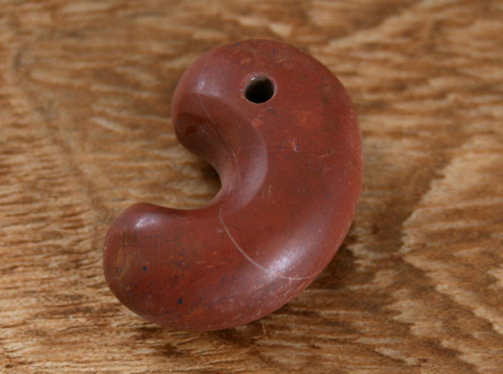 佐渡赤玉勾玉 AM0084 27mm*18mm*11mm 佐渡 赤玉石 チャート 勾玉 ペンダン...