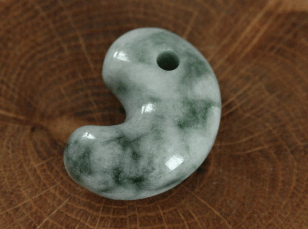 糸魚川翡翠勾玉 M10282 Sou 作 27mm*19.8mm*11mm 糸魚川産 ひすい 勾玉 パ...