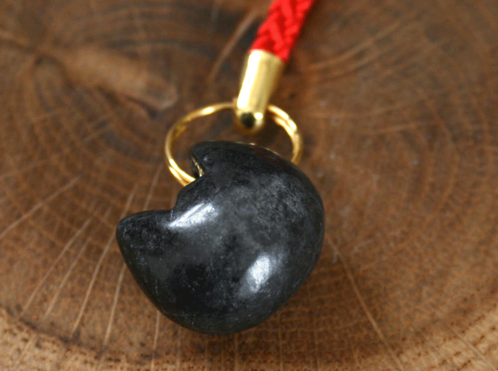 糸魚川黒翡翠猫勾玉ストラップ S01649 雪風 作 糸魚川産 黒ひすい ストラ...