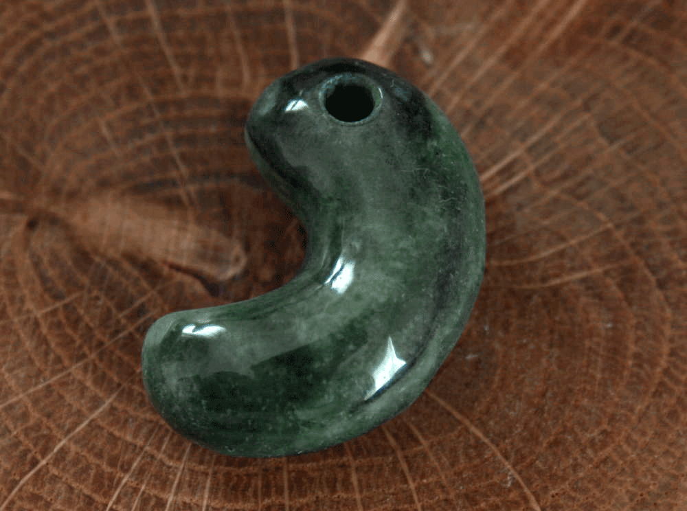 糸魚川翡翠勾玉 M10283 陽春 作 26mm*17mm*10mm 糸魚川産 ひすい 勾玉 パ...