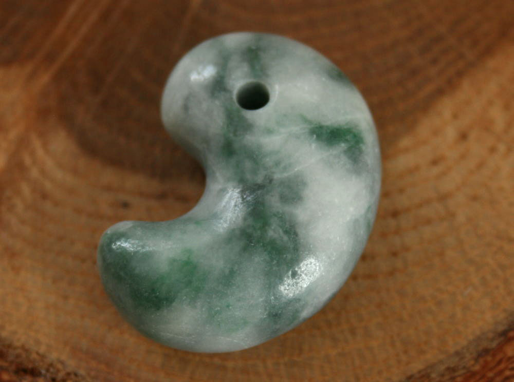 糸魚川翡翠勾玉 M10284 翠雅 作 29.5mm*21mm*11mm 糸魚川産 ヒスイ製 勾玉...