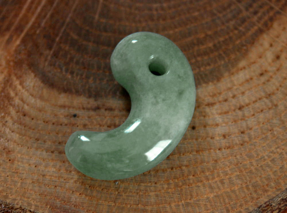 糸魚川翡翠勾玉 M10286 雪風 作 23mm*14mm*8mm 糸魚川産 ひすい 勾玉 パワ...