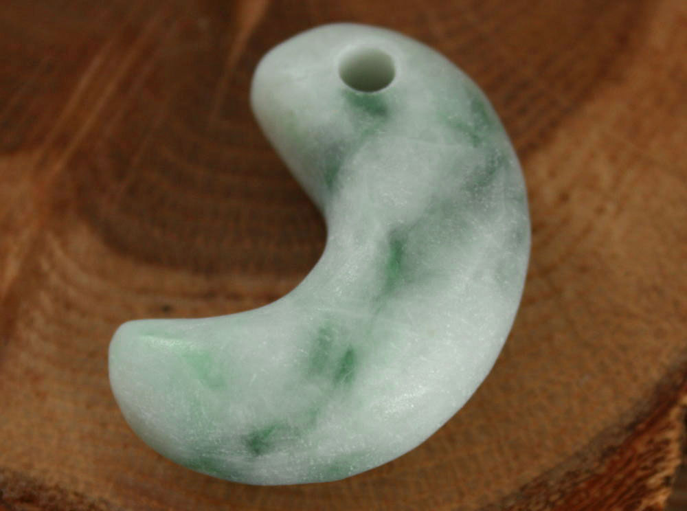 『手磨き』糸魚川翡翠勾玉 M10289 陽春 作 36mm*24mm*13mm 糸魚川産 ヒス...