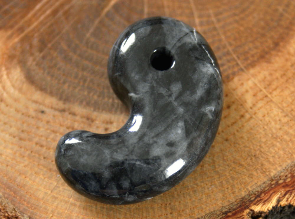 糸魚川黒翡翠勾玉 M10295 翠雅 作 33mm*21mm*10mm 糸魚川産 黒ヒスイ製 勾...