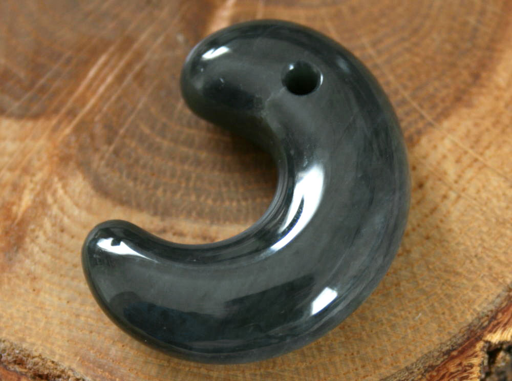 糸魚川ネフライト勾玉 SZ1140 和工房 作 38mm*27mm*11mm 糸魚川産 軟玉 勾...