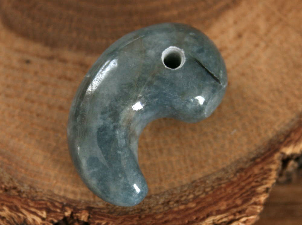 糸魚川青翡翠勾玉 M10311 翠雅 作 27mm*17mm*10mm 糸魚川産 青ヒスイ製 勾玉 パワーストーン 魔除け お守り 天然石 自然石 翡翠ペンダントトップ