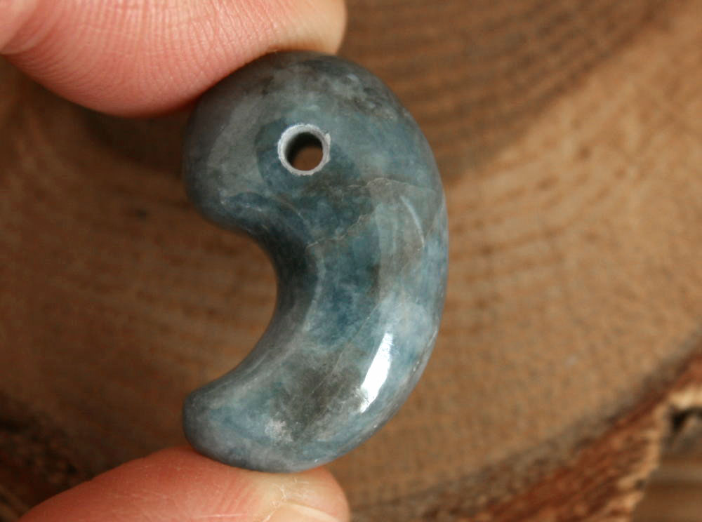 糸魚川青翡翠勾玉 M10311 翠雅 作 27mm*17mm*10mm 糸魚川産 青ヒスイ製 勾玉 パワーストーン 魔除け お守り 天然石 自然石 翡翠ペンダントトップ