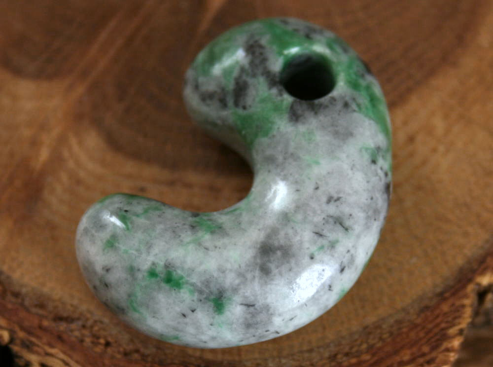 糸魚川翡翠勾玉 M10321 真隆 作 39mm*27mm*13mm 糸魚川産 ひすい 勾玉 パ...