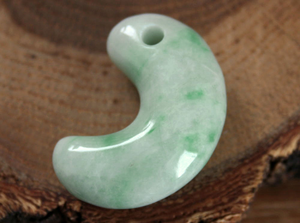 糸魚川翡翠勾玉 M10324 陽春 作 30mm*20mm*10mm 糸魚川産 ひすい 勾玉 パ...