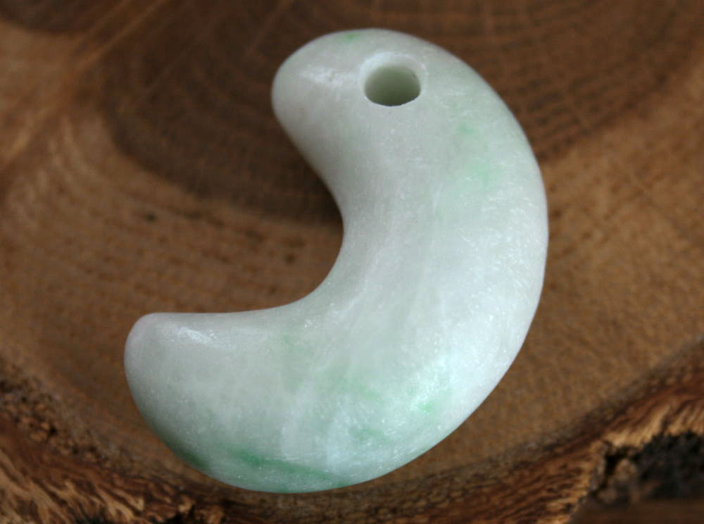 『手磨き』糸魚川翡翠勾玉 M10337 陽春 作 36mm*24mm*14mm 糸魚川産 ヒス...